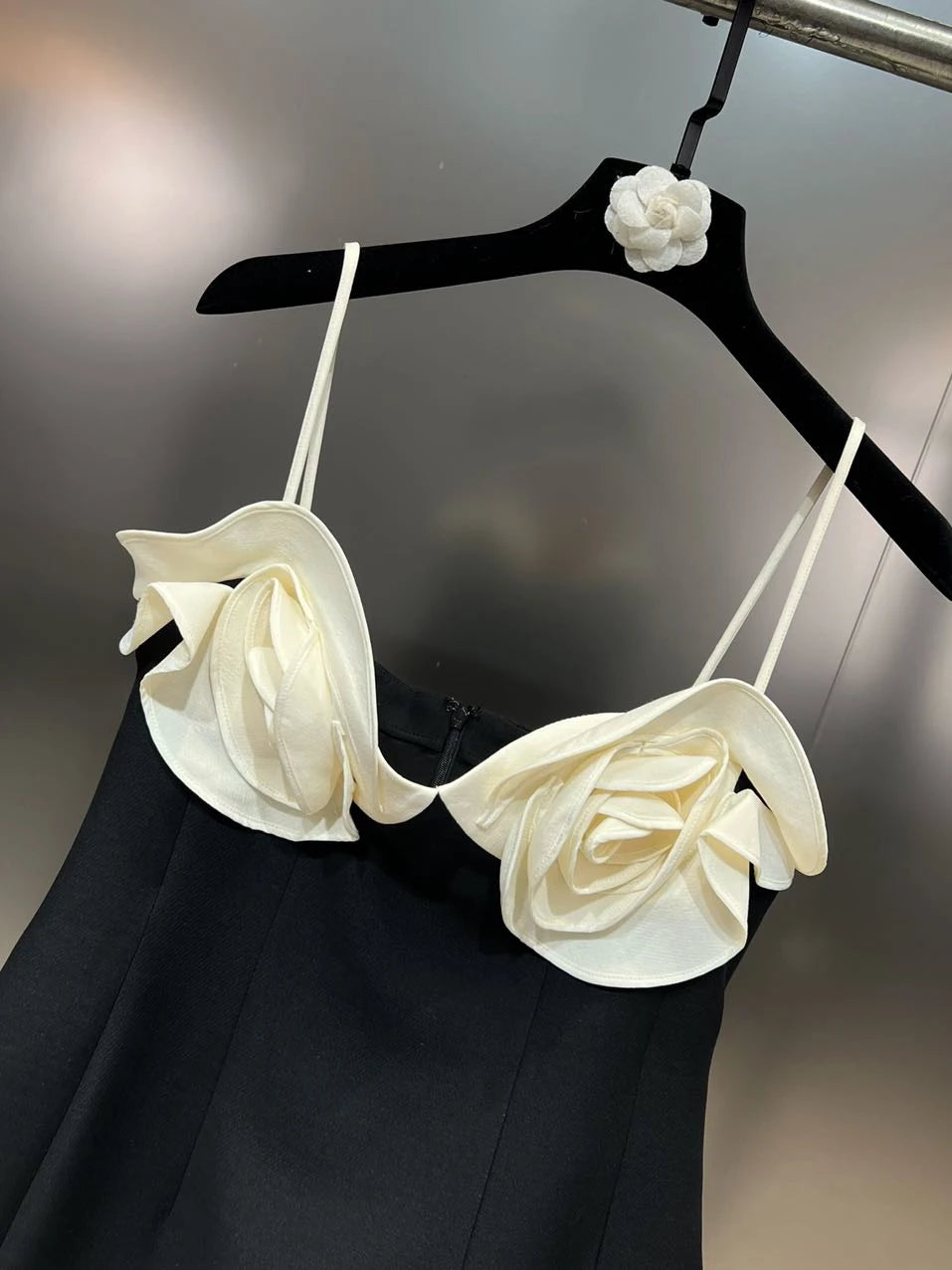 L New Arrival Sleeveless Petals Appliques Design Contrast Color Slim Waist Short Dress
