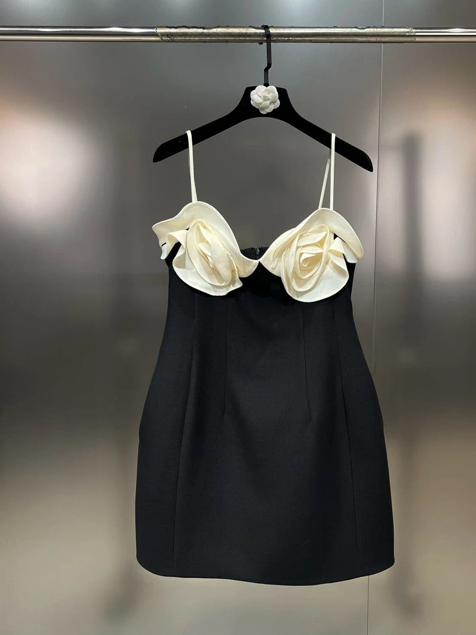 L New Arrival Sleeveless Petals Appliques Design Contrast Color Slim Waist Short Dress