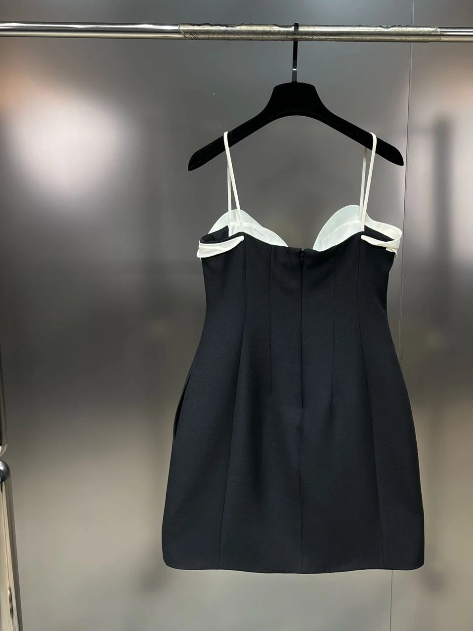 L New Arrival Sleeveless Petals Appliques Design Contrast Color Slim Waist Short Dress